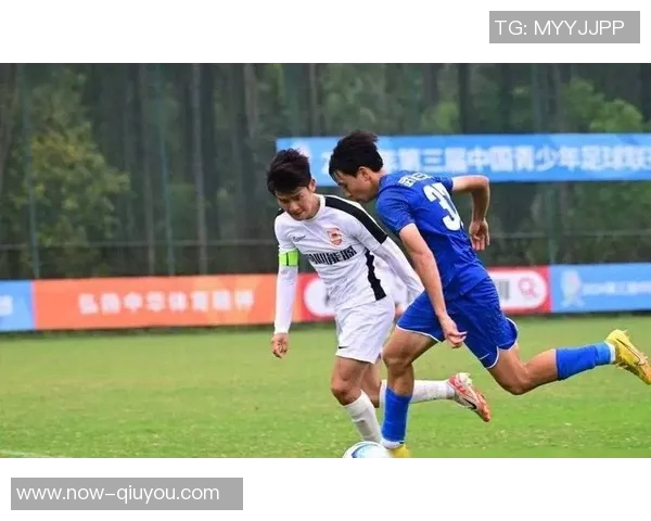 U19越南队与新加坡队激战正酣青年足球赛场上的精彩对决 U19越南队与新加坡队激战正酣青年足球赛场上的精彩对决